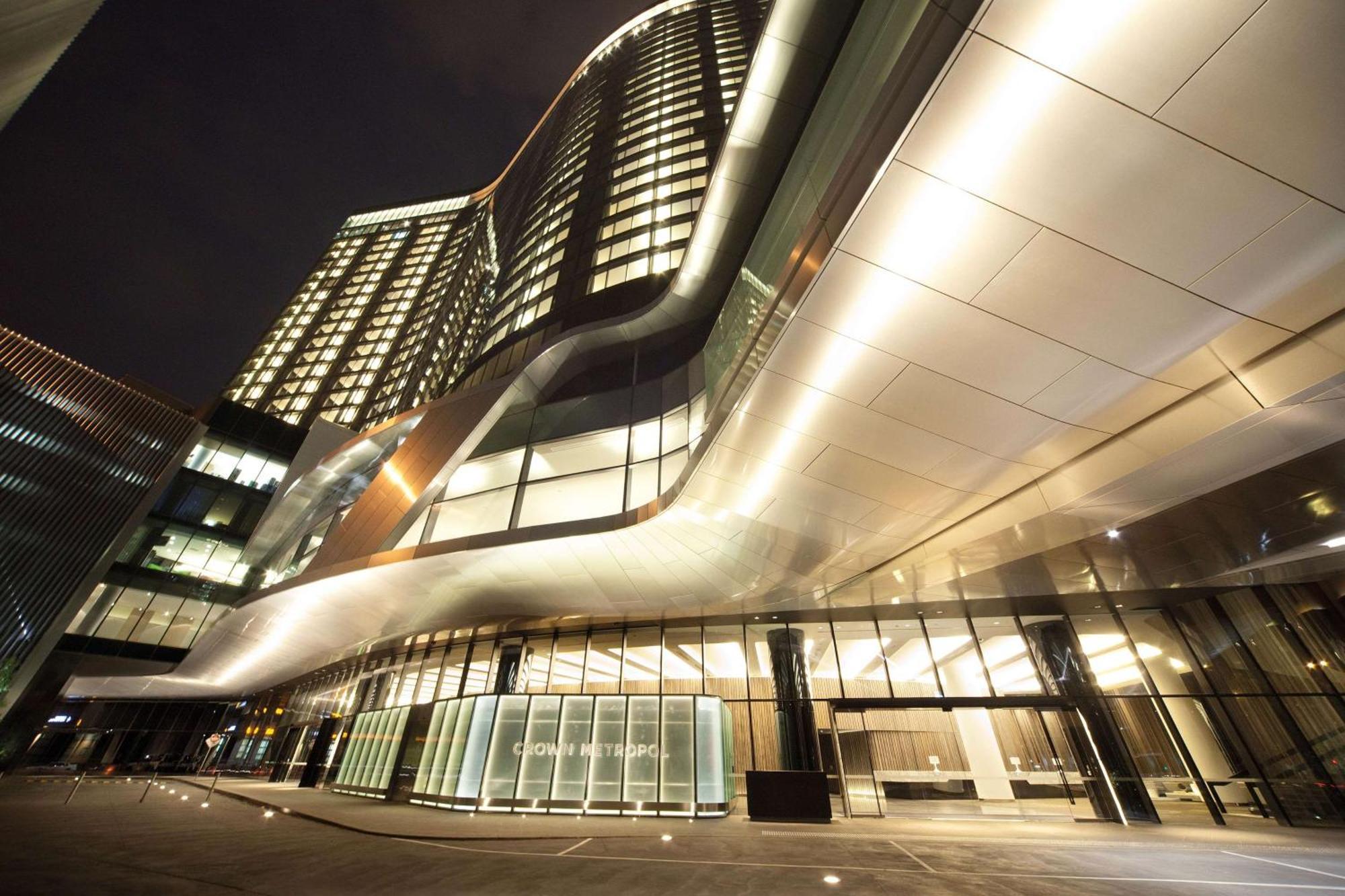 Hotel Crown Metropol Melbourne Esterno foto The hotel at night