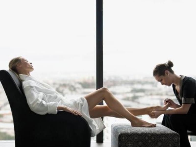 Hotel Crown Metropol Melbourne Esterno foto A woman receiving a pedicure