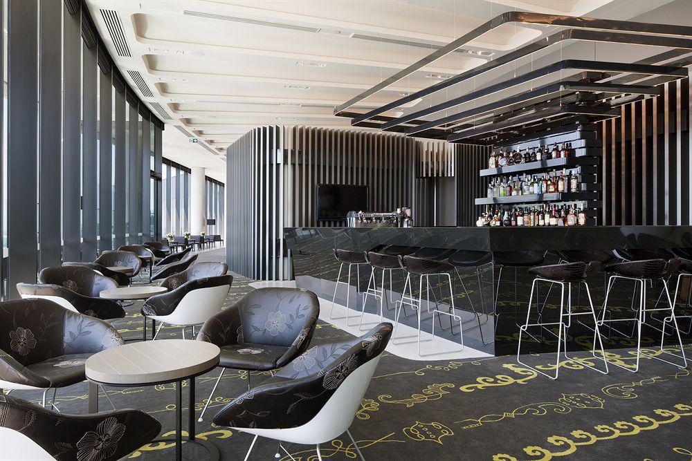 Hotel Crown Metropol Melbourne Esterno foto The lounge at the airport